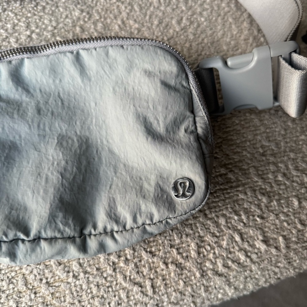 Lululemon Everywhere Belt Bag - Picture 4 of 8